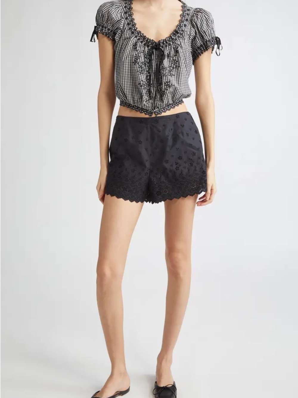 Doen Black Eyelet Scalloped Hem Shorts- Abre